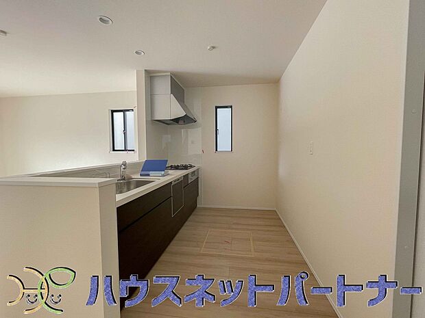 カウンターキッチンは広くて収納力もあるので、快適に料理をすることができます。食器や炊事用具を手の届くところに配置しやすいため調理もスピーディーです。