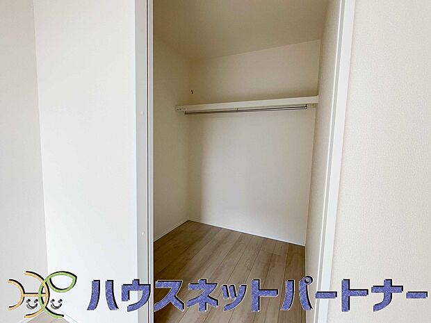 各所に配置された収納スペースは、洋服や小物はもちろんのこと、掃除機や日用予備品・お子様のおもちゃなど様々な物を収納して頂ける便利なスペースです。