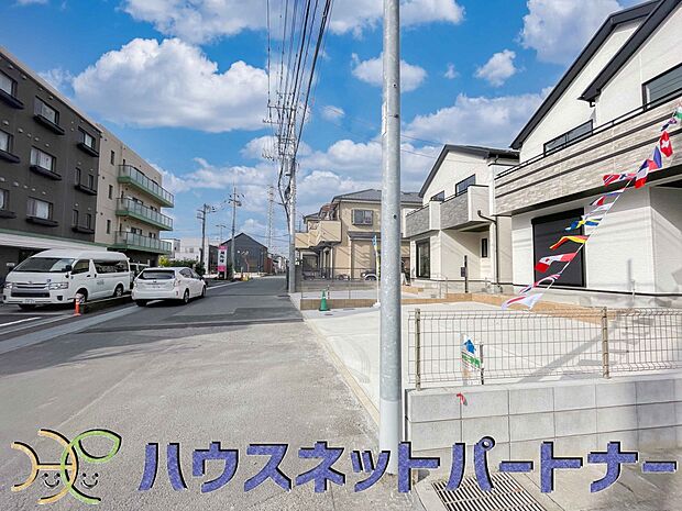 前面道路の日当たりの良い明るいお家。