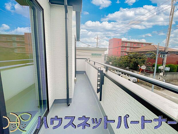 バルコニーから差し込む陽光・通風は、住環境・快適性と共に有り続ける貴重な「財産」です。この新築戸建に住まう事で手に入れるものは、きっと日常にとっても貴重な存在となるはずです。