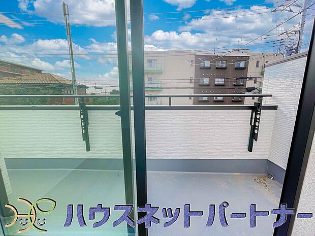 青い空が近くに感じるバルコニーは、爽やかな風をお部屋へ運んでくれます。