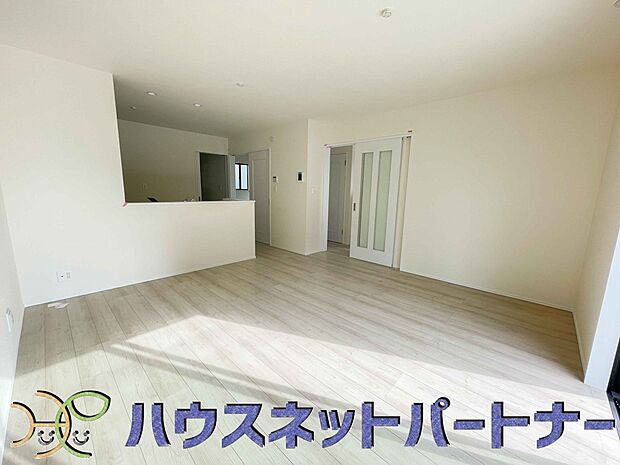 リビングは、食事スペースと寛げる場所設けてもまだ余裕の広さ。明るい光が照らしてくれます。