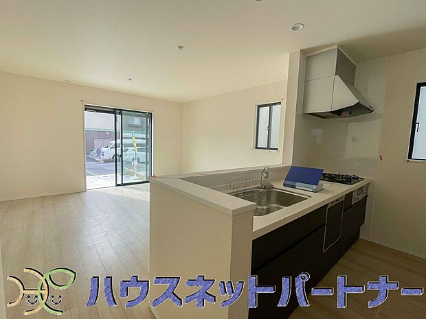 家族の様子を見ながらキッチンでお料理。一日の出来事を会話しながらの家事は嬉しいコミュニケーション。