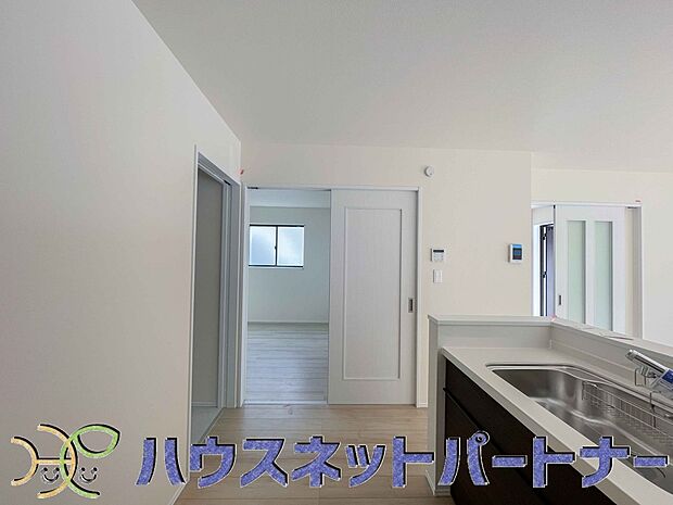 明るい自然光が入る作業スペースを多くとったキッチン採用。夫婦揃ってキッチンに立っても調理がしやすく、家事をしながら会話も弾みます。食器類もすっきりと片付く収納力。