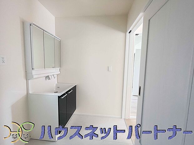 広い脱衣所、洗面台も大きなサイズを設置。戸建では見ない広さと解放感。