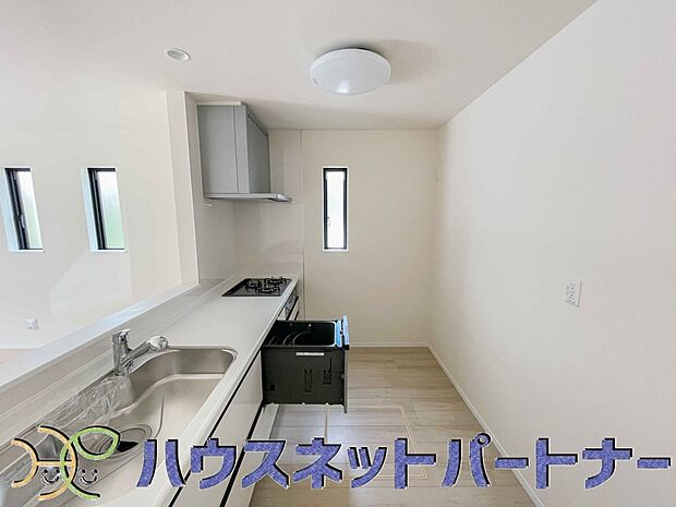 人工大理石のワークトップやシンクは、水を流しただけできれいになったように見えます。白いキッチンは明るく清潔感があり、とっても素敵です。