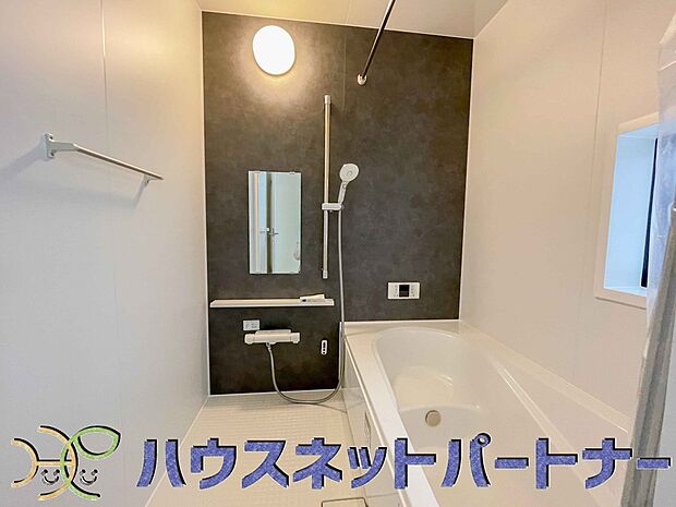 窓がある浴室は心地よいバスタイムを演出してくれます。たまには本を読みながら半身浴もいいですね。