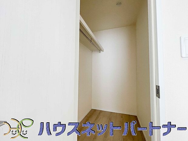 WICのメリットの1つ目は、1箇所にまとめて収納が出来ること。2つ目は、衣替えが必要ないこと。3つ目は、扉が少なくなり室内がスッキリ見えること。