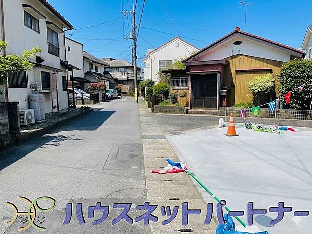 前面道路でお車を駐車するのも楽々。