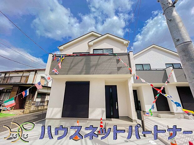 堂々たる趣ながら、主張し過ぎずどこか余裕を感じさせるシャープなフォルムで佇む邸宅は、晴天の空と照らし合わせる事で、本来あるべき完成形の姿を見せてくれます。