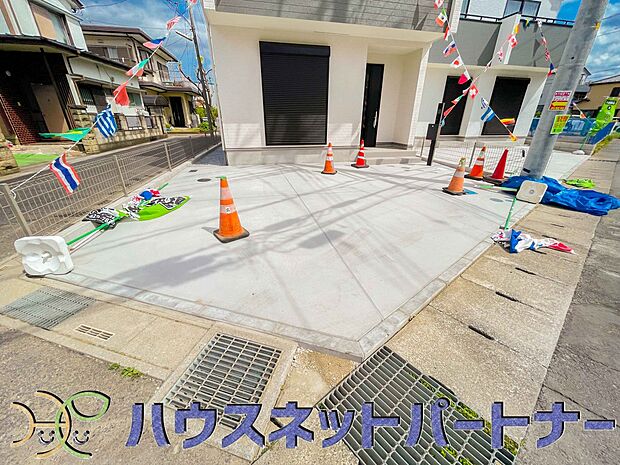 通勤や家族の送迎など、毎日の生活にマイカーが欠かせない方にとって駐車場は大事な条件。敷地内にカースペースがあれば、お出かけやお買い物の際の搬入出もらくらくです。