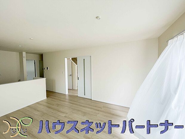 リビングは、食事スペースと寛げる場所設けてもまだ余裕の広さ。明るい光が照らしてくれます。