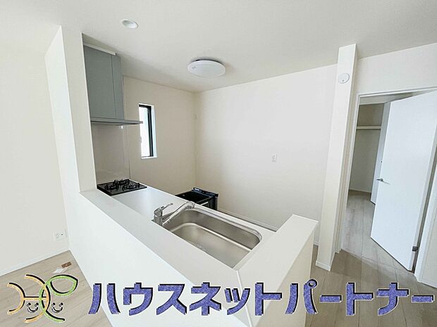 キッチン吊戸棚を無くす事によって、コミュニケーションを重視した設計に致しました。区画によって変わる一体感を、実際にご覧になって頂けましたらと思います。 