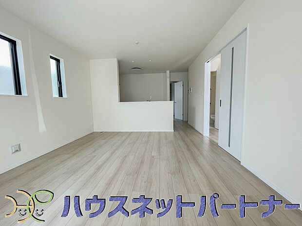 カウンターキッチンなら、リビングで遊ぶ子供の様子を見ながら料理ができるので安心です。料理を運んでもらったり、子供にお手伝いしてもらいやすいのもいいですね♪