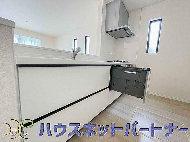 食洗機完備なので冬場の冷たい洗い物や忙しい主婦だからこそ食洗機をかけてる間に他の家事をこなすこともできちゃいますね。