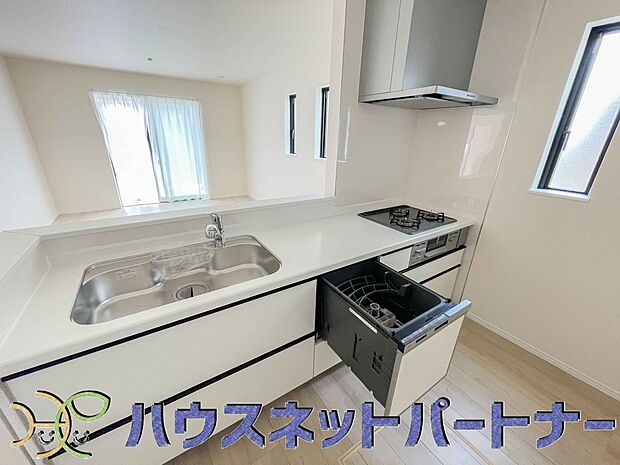 三口コンロで料理の幅を拡げてくれる使いやすいシステムキッチンを採用。洗い場も大きいので野菜や食器を洗ったりする際にも捗り、奥様の強い味方となってくれるはずです。