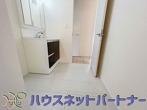 毎日使う洗濯機。しっかりと奥行きのある置き場が確保されています。