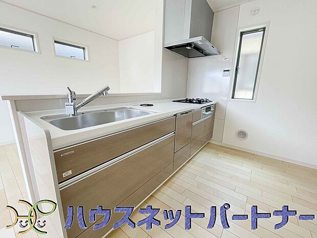 木目調のキッチンは落ち着いた雰囲気で収納もたくさん。嬉しい食洗器付です。汚れも目立ちません。