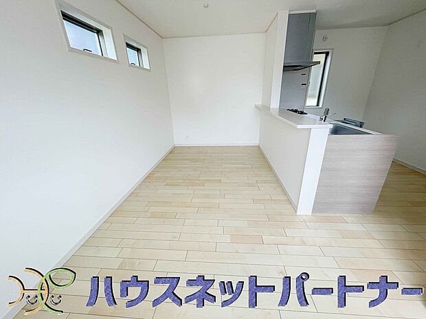 リビングは、食事スペースと寛げる場所設けてもまだ余裕の広さ。明るい光が照らしてくれます。