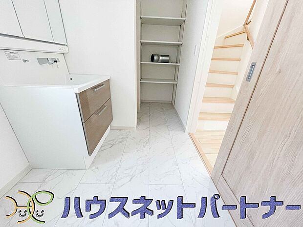 毎日使う洗濯機。しっかりと奥行きのある置き場が確保されています。