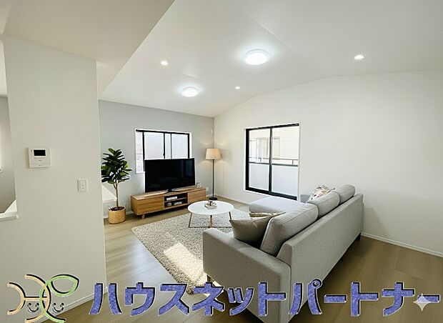 太陽の光が照らす明るいリビングは、開放感があり通風・採光に優れ、心地よい光と風が舞い込んできます。心休まるリビングは何よりも快適な時間を過ごせます。