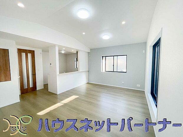 太陽の光が照らす明るいリビングは、開放感があり通風・採光に優れ、心地よい光と風が舞い込んできます。心休まるリビングは何よりも快適な時間を過ごせます。