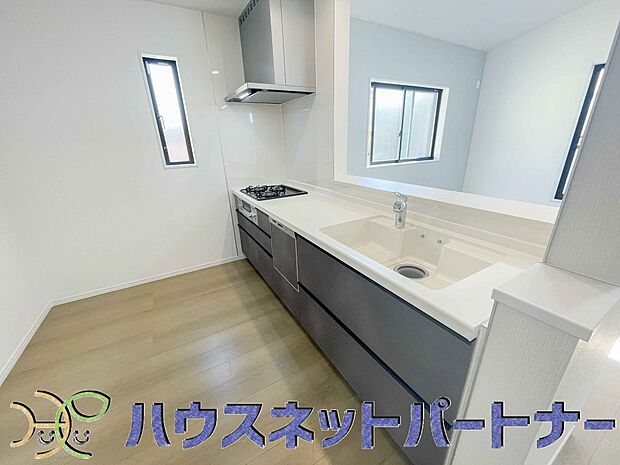 カウンターキッチンは広くて収納力もあるので、快適に料理をすることができます。食器や炊事用具を手の届くところに配置しやすいため調理もスピーディーです。