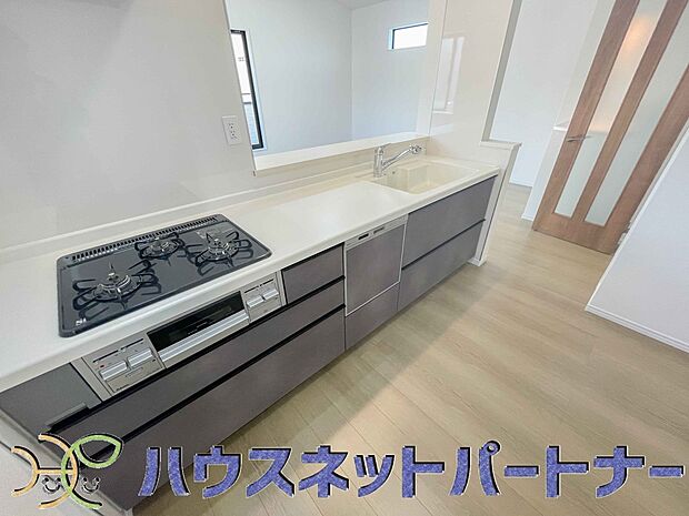 三口コンロで料理の幅を拡げてくれる使いやすいシステムキッチンを採用。洗い場も大きいので野菜や食器を洗ったりする際にも捗り、奥様の強い味方となってくれるはずです。