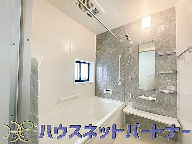 高級感溢れるカラーと大きさ・柔らかな曲線で構成された半身浴も楽しめるバスタブが心地よさをもたらします。窓もあるので換気もしっかりできますね。