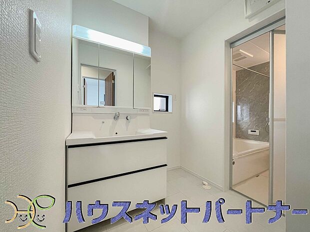 明るい清潔感のある洗面所は、鏡も大きくシンクが広々。朝の支度も楽にこなせます。