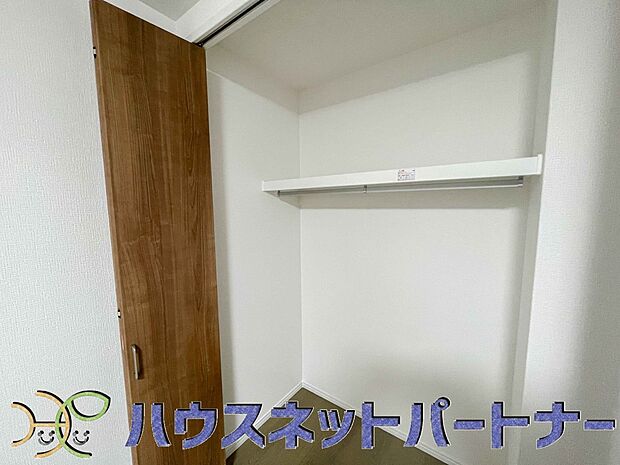 壁面クローゼットのメリットは、衣類が横一列に並ぶためひと目で洋服が選びやすいこと。衣類をたくさんお持ちの方も、限られたスペース内に無理なく収納することができます。