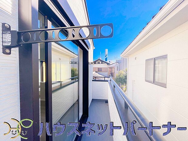 青い空が近くに感じるバルコニーは、爽やかな風をお部屋へ運んでくれます。