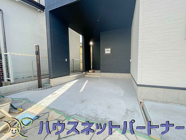 ビルトインガレージは、車がきれい。ビルトインガレージなら「野ざらし、雨ざらし、吹きさらし」になりません。汚れやいたみは減り、車の掃除もラクになります。