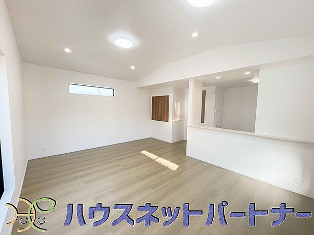 リビングは、食事スペースと寛げる場所設けてもまだ余裕の広さ。明るい光が照らしてくれます。