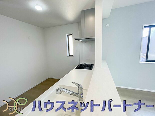 キッチン吊戸棚を無くす事によって、コミュニケーションを重視した設計に致しました。区画によって変わる一体感を、実際にご覧になって頂けましたらと思います。 