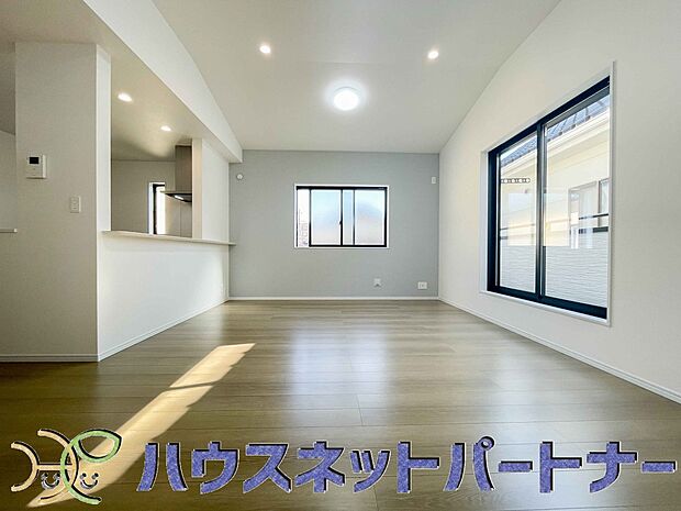 明るく開放的なダイニング。家族とのコミュニケーションが取りやすく、みんなの笑顔が溢れます。