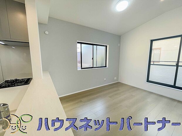 キッチン吊戸棚を無くす事によって、コミュニケーションを重視した設計に致しました。区画によって変わる一体感を、実際にご覧になって頂けましたらと思います。