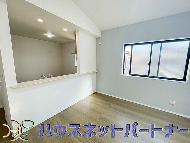 キッチンカウンターがあると配膳が楽なことがメリットの一つ。後片付けをするときも、ダイニングテーブルからあまり動かずに流し台へ運ぶことができるので便利です♪