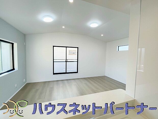 忙しい朝でも家族揃って食事をして頂ける、ゆとりある大きさのダイニングスペース。奥様の手料理をカウンター越しに受けとって頂き、テーブルで囲む素敵な時間を存分にお愉しみ下さい。