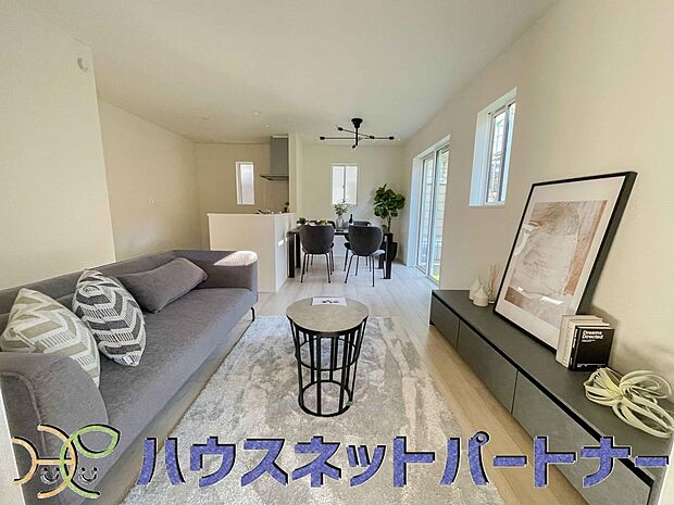 整然とした空間演出、快適な理想の暮らしの実現は家のみの拘りではなく、そこで暮らす方々にとって素敵な環境であることも挙げられると思います。四季折々の変化が奏でる鼓動を楽しんで下さい。