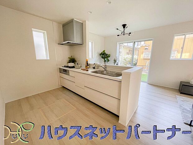 明るい自然光が入る作業スペースを多くとったキッチン採用。夫婦揃ってキッチンに立っても調理がしやすく、家事をしながら会話も弾みます。食器類もすっきりと片付く収納力。