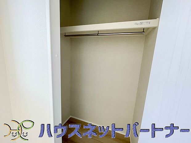 たくさんの洋服をかけてもシワになりにくいウォークインクローゼット。洋服以外にも、普段使わない家電やスーツケース、ストック品など何でも片付く嬉しい空間です。