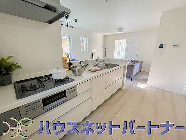 三口コンロで料理の幅を拡げてくれる使いやすいシステムキッチンを採用。洗い場も大きいので野菜や食器を洗ったりする際にも捗り、奥様の強い味方となってくれるはずです。