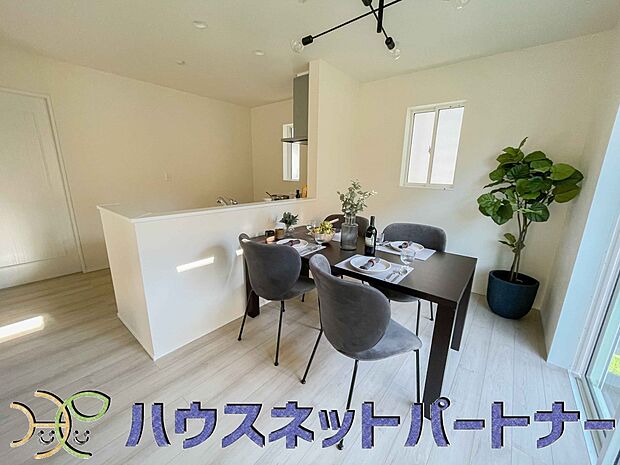 キッチンカウンターがあると配膳が楽なことがメリットの一つ。後片付けをするときも、ダイニングテーブルからあまり動かずに流し台へ運ぶことができるので便利です♪