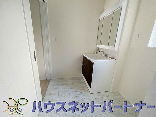 広い脱衣所、洗面台も大きなサイズを設置。建売では見ない広さと解放感。