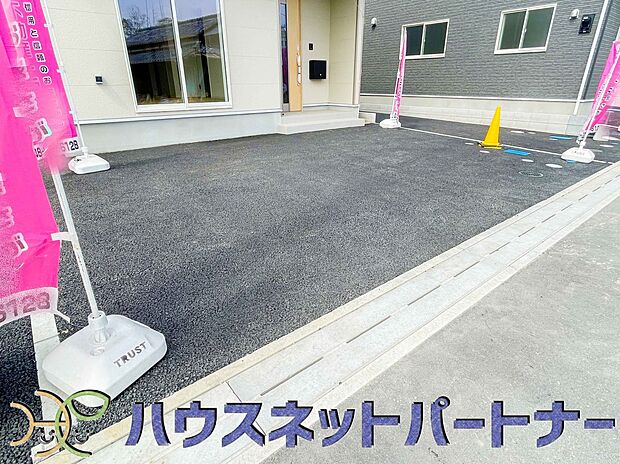 玄関横に駐車場なのでお買い物をした後は楽にお家へ。沢山お買物した時は助かりますね。