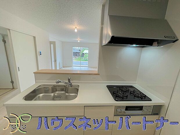 キッチン吊戸棚を無くす事によって、コミュニケーションを重視した設計に致しました。区画によって変わる一体感を、実際にご覧になって頂けましたらと思います。