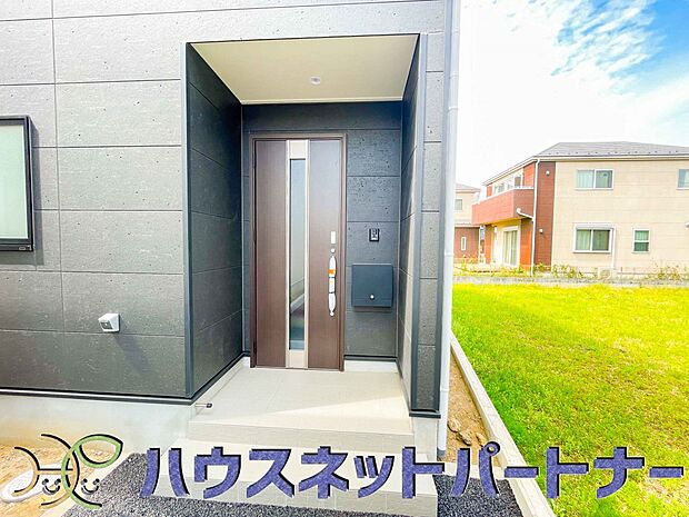 玄関の扉を開けるとそこは家族の待つお家。笑い声が聞こえてきそう。