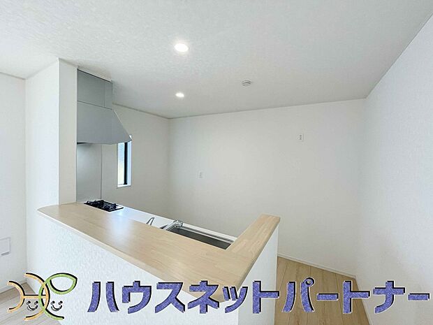 キッチン吊戸棚を無くす事によって、コミュニケーションを重視した設計に致しました。区画によって変わる一体感を、実際にご覧になって頂けましたらと思います。