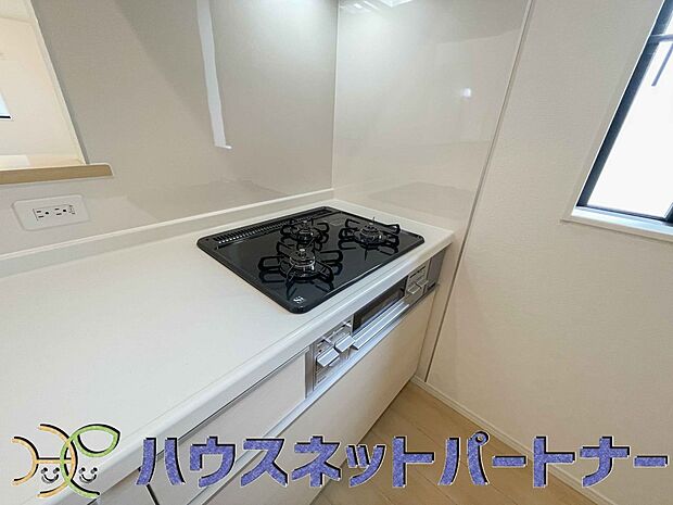 三口コンロで料理の幅を拡げてくれる使いやすいシステムキッチンを採用。洗い場も大きいので野菜や食器を洗ったりする際にも捗り、奥様の強い味方となってくれるはずです。